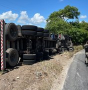 Carreta tomba na Ladeira do Catolé na BR 316