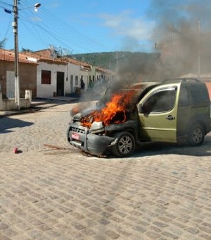 Susto: carro pega fogo e fica parcialmente destruído em praça no Agreste