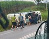 Veículo de transporte complementar de passageiros tomba na rodovia AL-105
