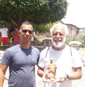 Artesão de Palmeira dos Índios presenteia ator Antônio Fagundes com escultura durante gravação de filme no sertão
