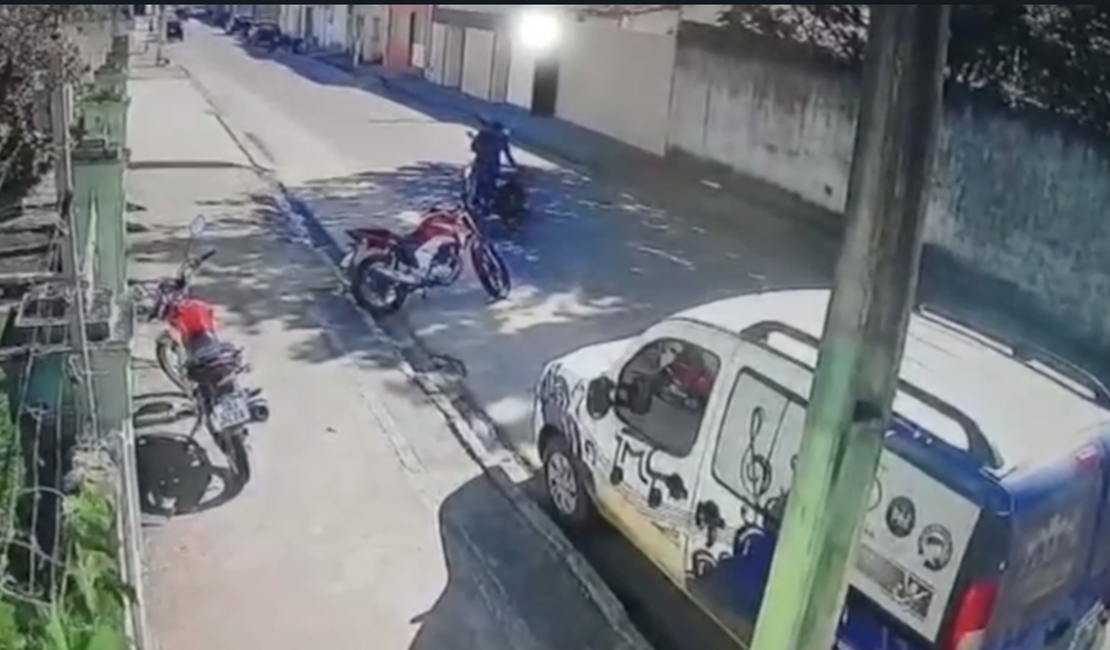 [Vídeo] Câmeras flagram criminoso furtando motocicleta em frente a escola de música