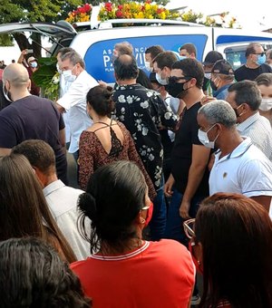 Corpo de avó do governador Renan Filho é sepultado em cemitério de Murici