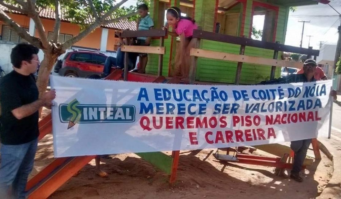 Servidores da educação de duas cidades paralisam atividades exigindo reajuste