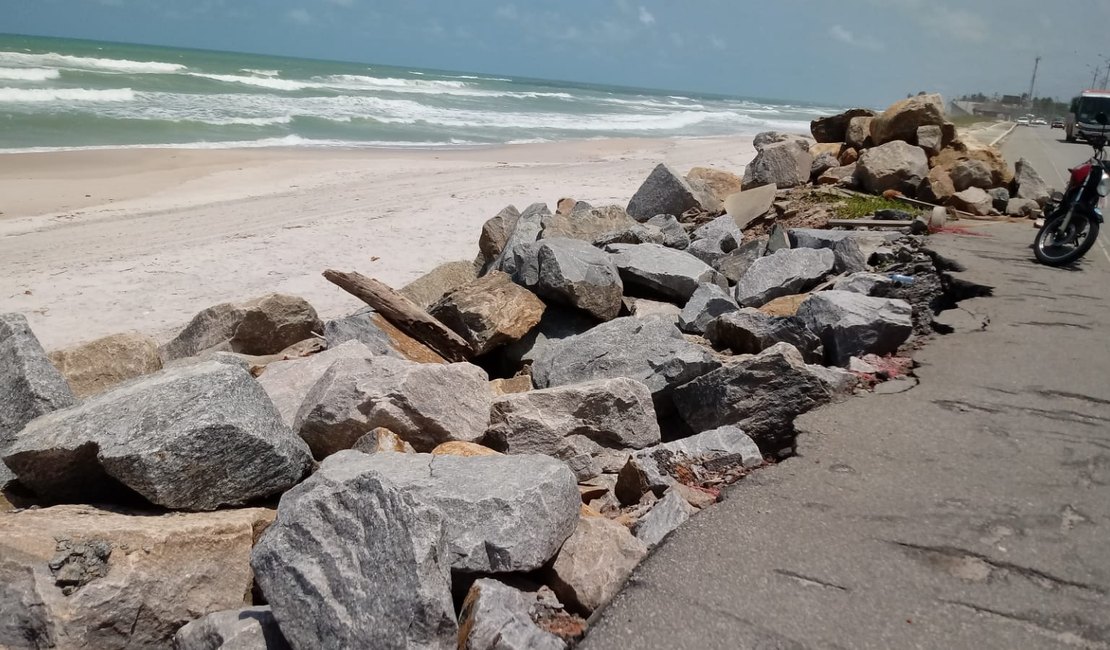 Erosão na praia do Pontal mostra poder da natureza em meio à urbanização