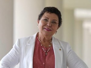 Deputada Tereza Nelma deixa o hospital e continuará isolamento em casa