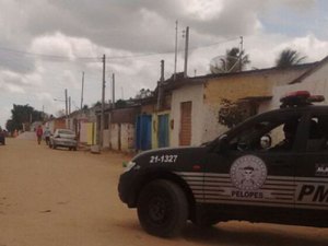 Flagrado com drogas e dinheiro, jovem de 24 anos agride policiais e é preso em Penedo