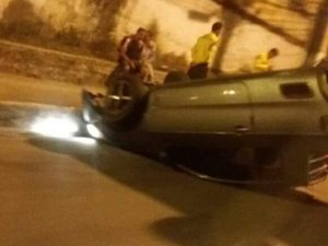 Carro capota após ser 'fechado' por caminhão na Ladeira Geraldo Melo, em Maceió
