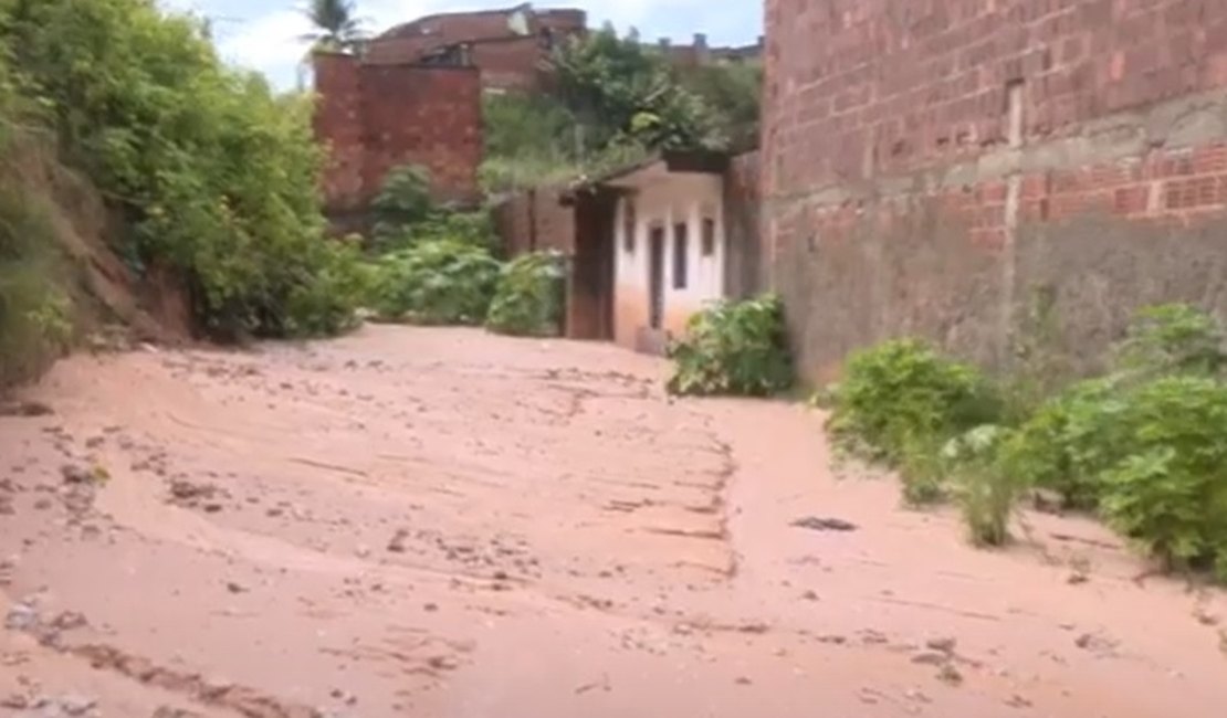 Após deslizamento de barreira, ruas na Cruz das Almas ficam cobertas de lama