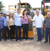 Governador entrega equipamentos agrícolas e visita obras na rodovia AL 105