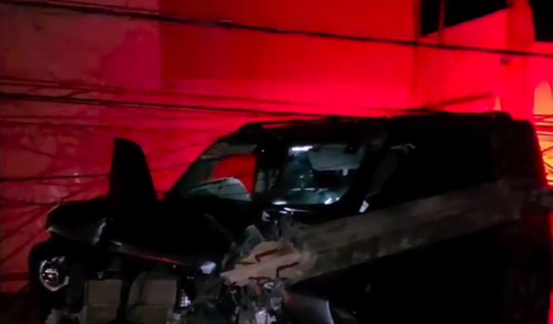 Carro atinge motocicletas e derruba poste na AL-101 Norte, em Paripueira