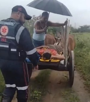 Com estradas precárias, equipe do Samu usa carro de boi para fazer socorro de mulher em Inhapi