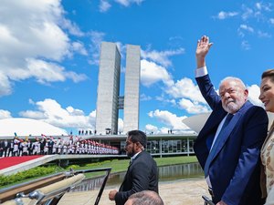 Lula toma posse como 39º presidente, exalta democracia e diz que mensagem ao Brasil é de 'esperança e reconstrução'