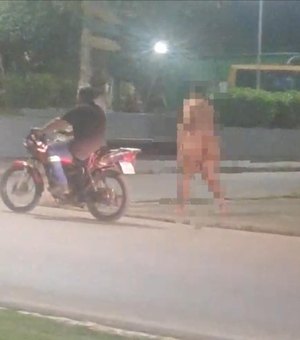 Homem caminha nu em praça e tenta abordar populares no interior de Alagoas