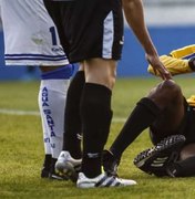 Árbitro Luiz Flávio de Oliveira sofre lesão no pé e deixa estádio de ambulância