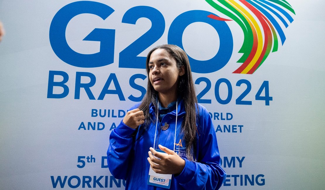 Estudante do Núcleo de Línguas Estrangeiras discursa em inglês no G20