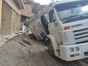 Caçamba com areia molhada tomba e deixa rua interditada na cidade de Maragogi