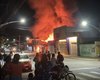 Incêndio de grandes proporções atinge mercado e mobiliza Bombeiros no centro de Cacimbinhas