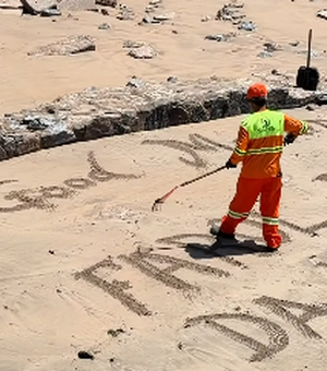 Gari viraliza ao fazer mensagens e desenhos na areia da Ponta Verde, em Maceió