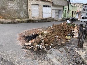 Entulho é esquecido pela Casal após reparo em rua que afundou por causa de vazamento de água