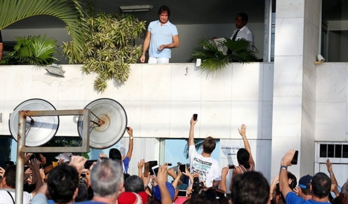Roberto Carlos recebe o carinho dos fãs e aparece na sacada do hotel