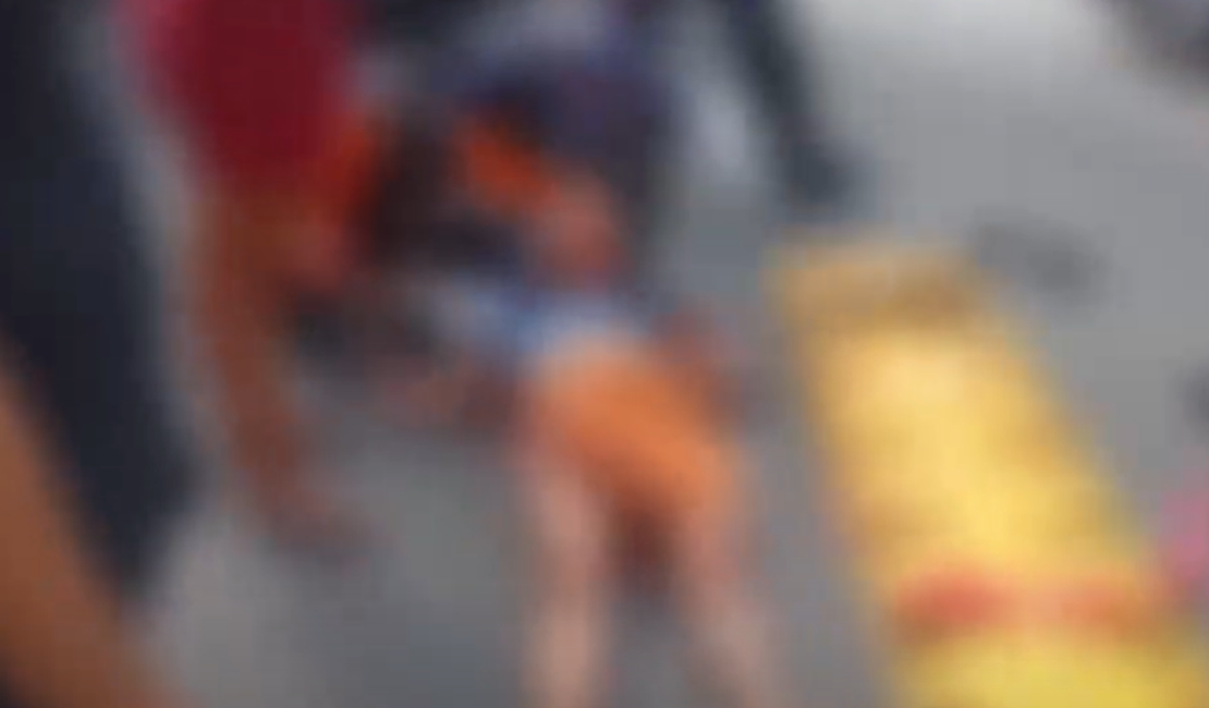Mulher fica ferida ao tentar atravessar Avenida Assis Chateaubriand e ser atingida por motocicleta