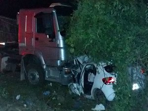 Colisão entre carro e carreta deixa vítima fatal