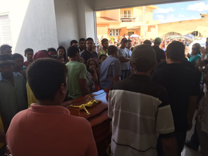 Sepultamento do vereador Tony Pretinho é marcado por choro na manhã deste domingo (17)
