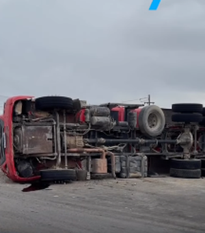 Carreta carregada de brita tomba em trecho da AL-115 e provoca lentidão no trânsito