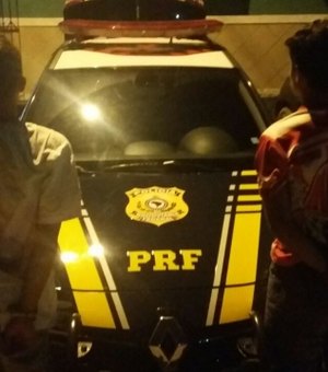 PRF prende dois homens, apreende um menor e recupera veículo