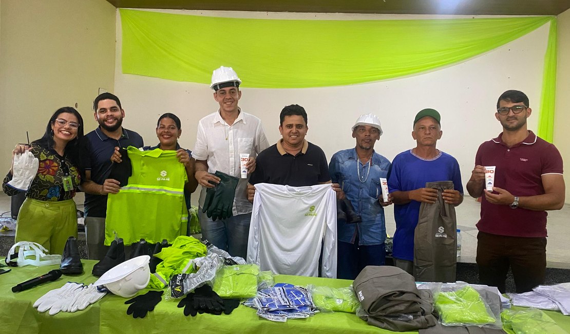 Prefeitura de Junqueiro entrega novos fardamentos e EPIs a garis e profissionais da limpeza pública