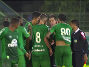 Árbitro relata xingamentos, pedrada e expulsões e Chapecoense deve ser punida 