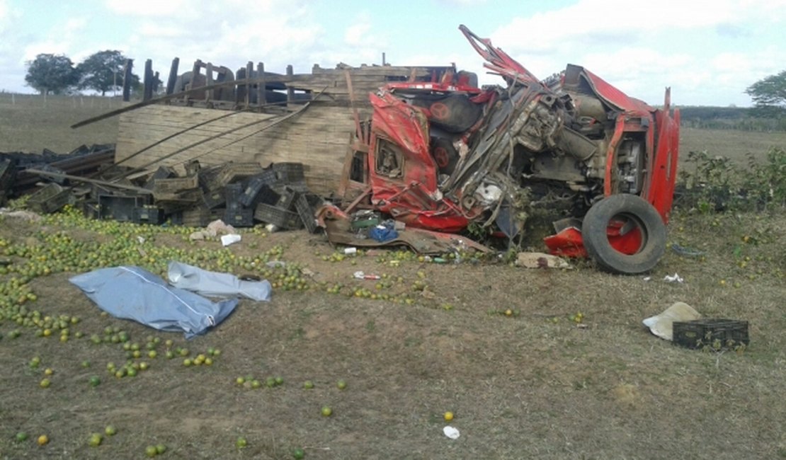 Caminhão capota e mata duas crianças em Arapiraca