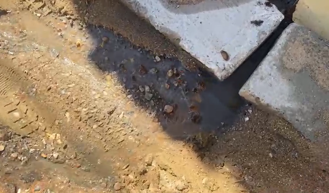 [Vídeo] Moradora denuncia esgoto a céu aberto após obra em Arapiraca