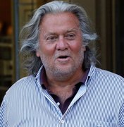A horas de deixar cargo, Trump concede perdão a Steve Bannon