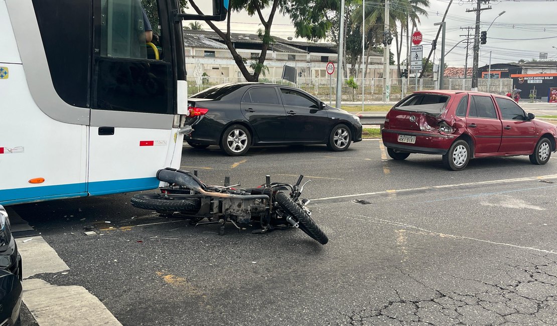 Ônibus perde o freio e provoca acidente na Durval de Góes Monteiro