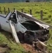 Carro colide contra dois postes de energia em Palmeira dos Índios