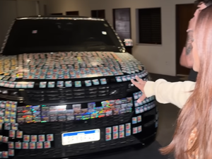 Camila Loures completa álbum da Copa em 24h e cobre o carro do irmão com figurinhas repetidas