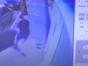 [Vídeo] Homem é atropelado por boi solto em cidade do Agreste