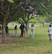 Estudantes de ciências biológicas da Uneal analisam vegetação do Bosque das Arapiracas
