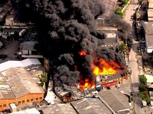 Incêndio atinge galpão de indústria química em Guarulhos, em São Paulo