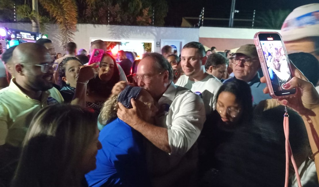 [Vídeo] Eleitores e correligionários festejam vitória de Luciano Barbosa (MDB) em frente à casa do prefeito