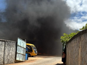 Incêndio atinge veículo no pátio de secretaria em Coité do Nóia