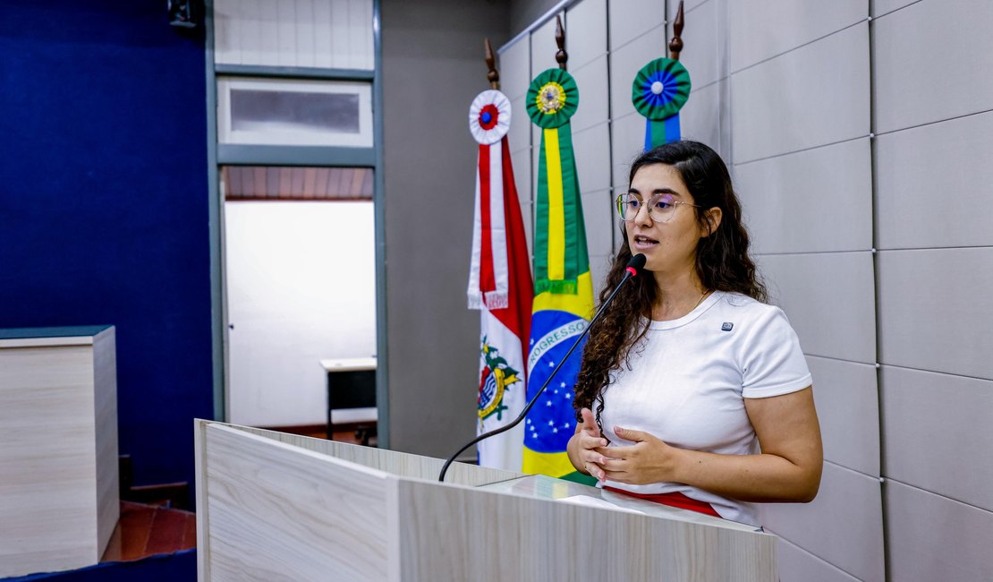 “Descaso com a educação”, diz Teca Nelma sobre crise no transporte da rede municipal
