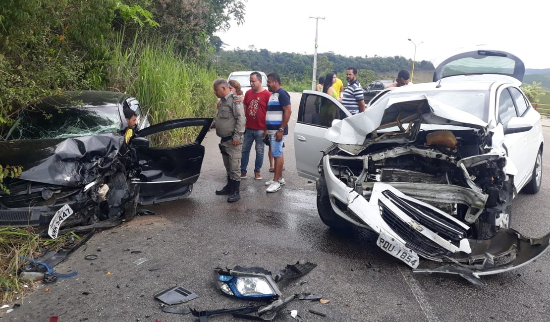 Dois carros colidem na AL-105 nesta quinta-feira (06)