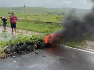 Moradores de Jundiá bloqueiam BR-101 em protesto por falta d’água