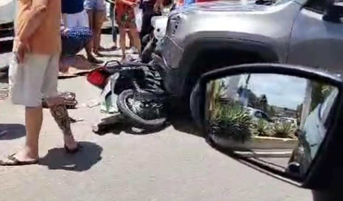 Carro e moto colidem em Arapiraca