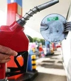 Gasolina comum tem nova queda de 4% no preço em Maceió, aponta ANP