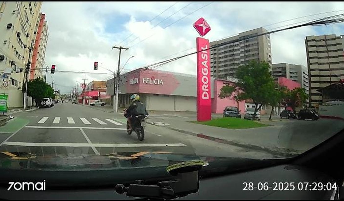 Motociclista tenta fugir do DMTT, causa acidente e é levado à delegacia em Maceió