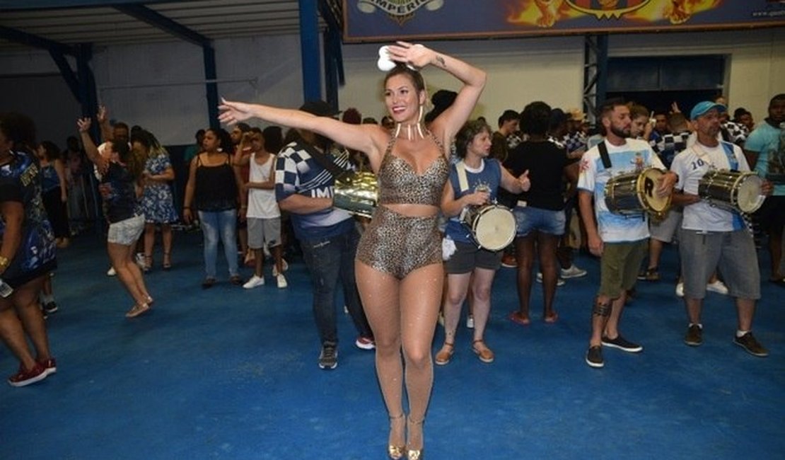 Com visual de Pedrita, Lívia Andrade ensaia em escola de samba em SP