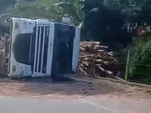 Caminhão carregado de madeira tomba na Cachoeira do Meirim, em Maceió